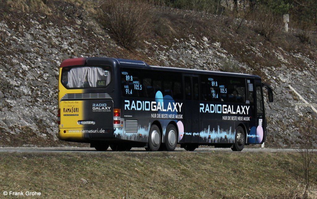 Linienbus mit Werbung Radio   Ramasuri   und bayerisches Jugendradio   Galaxy  , fotografiert im Pegnitztal bei Lungsdorf am 29.03.2011