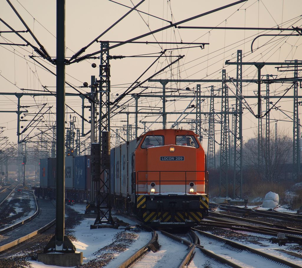 Locon's 209 zog einen kurzen Containerzug durcch das leicht gezuckerte Hamburg-Harburg am 4.12.