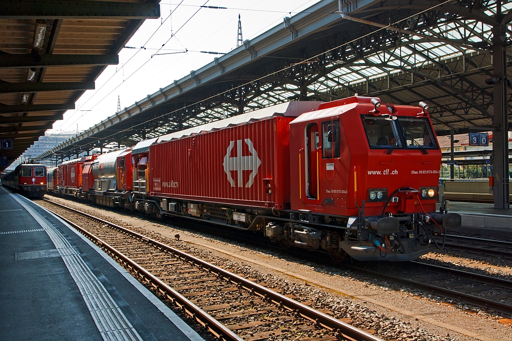 Lsch- und Rettungszug (LRZ)  Lausanne  der SBB hat einen liegengebliebenen IR am 29.05.2012 in den Bahnhof Lausanne geschleppt. Bei der SBB sind nur wenige Dieselloks vorhanden, so greift man hier auf den LRZ zurck und dieser wird auch mal bewegt.

Der Lsch- und Rettungszug ist dreiteilig, LRZ   Lausanne   besteht aus:
Rettungsfahrzeug XTmas 99 85 9147 004-3 auf Basis des Windhoff MPV mit Unterflurantrieb, 2 x 390 kW (MTU- PowerPack),
Tanklschwagen Xans 99 85 9375 004-0  Basisfahrzeug (JMR) mit einem Tankvolumen von 48 m Wasser und 1,5m Schaummittel, der Wagen hat keinen eigenen Antrieb.
Gertefahrzeug XTmas 99 85 9177 004-0 auf Basis des Windhoff MPV mit Unterflurantrieb, 2 x 390 kW (MTU- PowerPack),
Die Fhrerstnde und die Container sind druckdicht und haben eine Atemluftversorgung, der betrgt insgesamt ca. 1,5 Mio. Liter, dies reicht fr eine Einsatzdauer von 4,5 Stunden.
Die Lsch- und Rettungszge vom Typ LRZ 08 sind von einem Konsortium unter der Fhrung der Windhoff Bahn- und Anlagentechnik aus Rheine mit den Partnern Drger Safety, Joseph Meyer und Vogt AG gelieferte worden. 