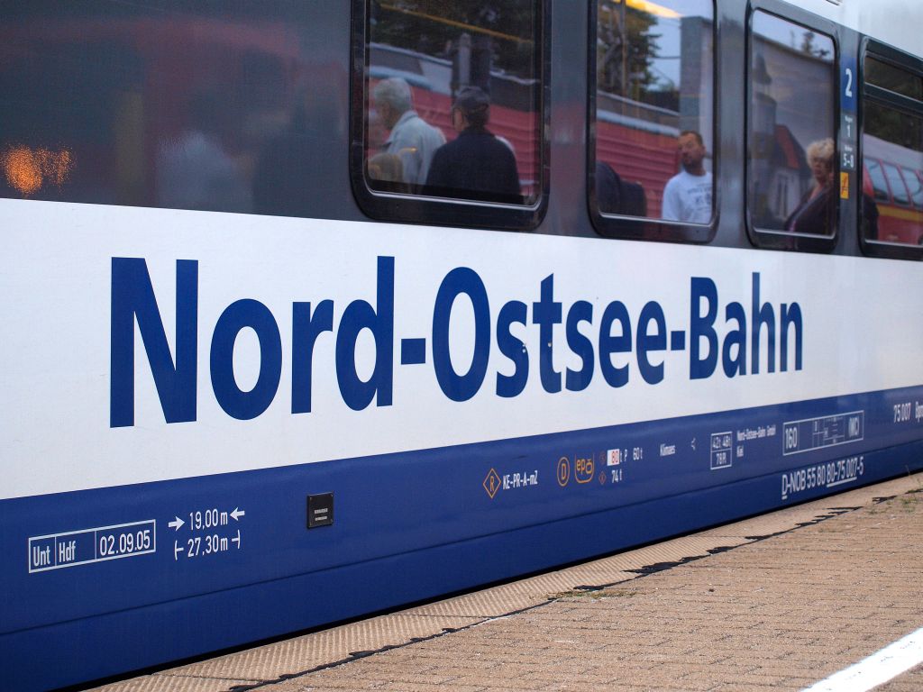 Logo der NOB an einem Married-Pair Wagen.