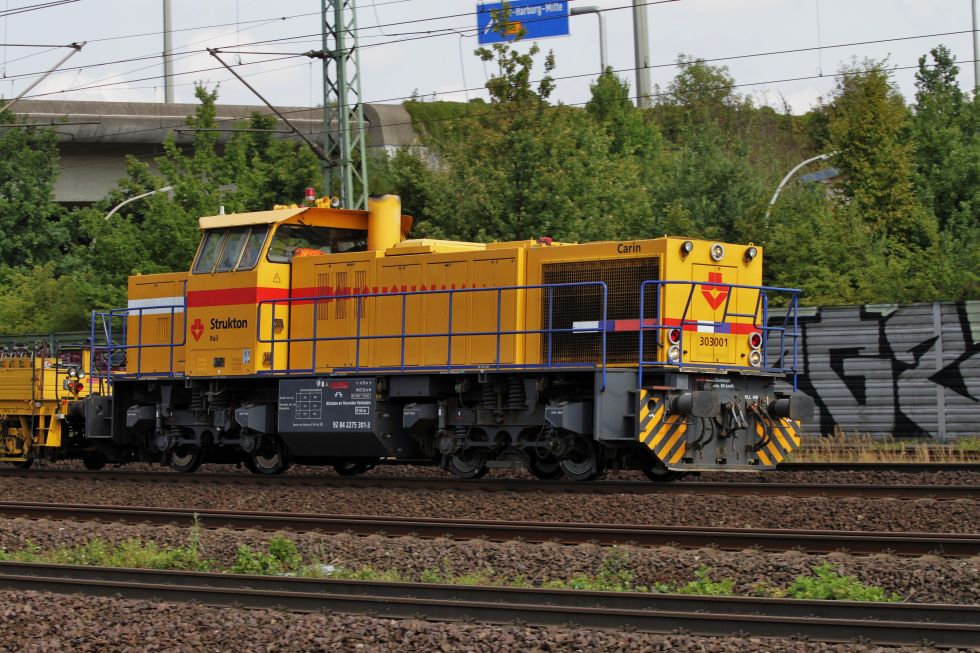 Lok 303001 von Structon zog eine Stopfmaschine am 13.08.10 durch Hamburg Harburg