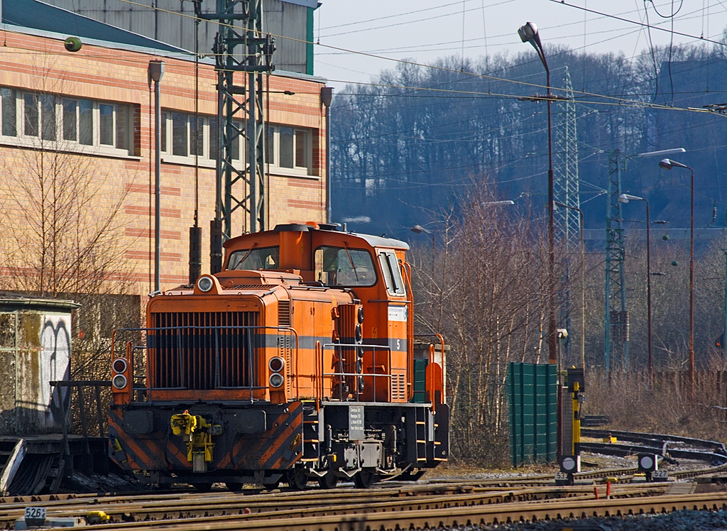 
Lok 5  Helga  (MaK G 500 C)der DEW Deutschen Edelstahlwerke (gehört zur Schmolz + Bickenbach AG), zuvor Edelstahlwerke Südwestfalen, rangiert am 27.03.2013 auf den Werksgleisen in Siegen-Geisweid.

Nähere Informationen im nächten Bild.