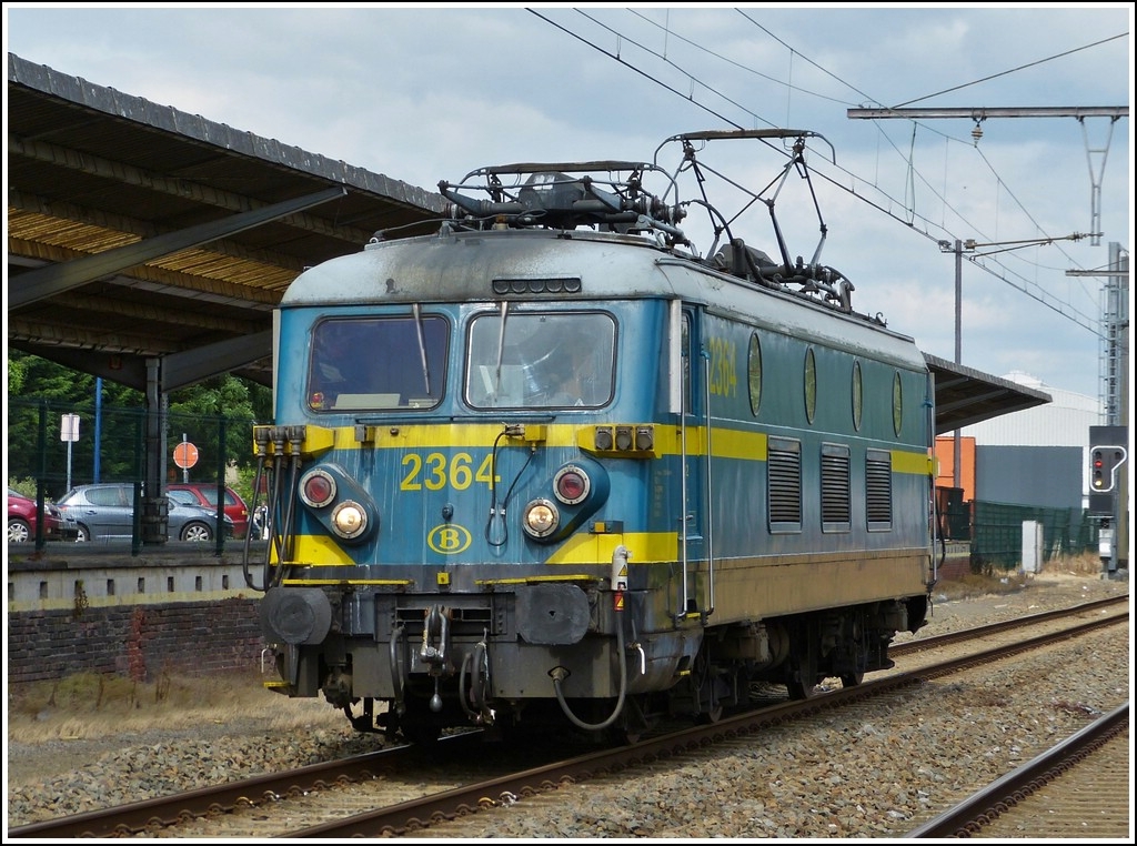 Lokportrait der HLE 2364 aufgenommen am 23.06.2012 in Erquelinnes. (Jeanny) 

Zum Abschied dieser schnen Loks, mchte ich noch ein paar Worte ber sie verlieren: Wegen der fortschreitenden Elektrifizierung des belgischen Eisenbahnnetzes Anfang der 1950er Jahre, wurde eine Serie von 83 Lokomotiven bei AMN in Nivelles bestellt. Aus dieser Firma ging im brigen spter die Firma BN hervor. Die elektrische Ausrstung dieser Loks stammt von ACEC. Grundstzlich basierten die neuen Fahrzeuge auf der Baureihe 122 (spter 22), die im Jahr 1954 ausgeliefert wurde. 

Die neue Baureihe, die zunchst als Baureihe 123 eingegliedert wurde, verfgte im Gegensatz zur Baureihe 122 ber eine elektrische Widerstandsbremse. Wegen dieser stark wirkenden Bremsen, sollten die Fahrzeuge zunchst auf der steigungsreichen Strecke von Brssel ber Namur nach Luxemburg eingesetzt werden. Ein weiterer Unterschied zur Baureihe 122 bestand in der Anordnung der Lftungsgitter. Whrend diese bei der Baureihe 122 noch in der Dachschrge angeordnet waren, wanderten diese bei der Baureihe 123 auf die Seitenwnde. 

Die 83 Loks wurden nach dem alten Ordnungssystem der SNCB/NMBS als 123.001 bis 123.083 eingereiht. Bei der Umstellung der Baureihenbezeichnungen zum 01.01.1971 wurden die Fahrzeuge der bisherigen Baureihe 123 als Baureihe 23 gefhrt. Analog dazu erhielten die Fahrzeuge nun die Ordnungsziffern 2301 bis 2383. 

Ausgerstet sind alle Loks der Baureihe 23 mit einer Mehrfachsteuerung. Einige der Maschinen sind fr die Montage von automatischen Kupplungen vorbereitet. Diese haben sie allerdings nie erhalten. In den siebziger Jahren wurden die einfachen Lampen der Loks durch Doppelleuchten ersetzt. Auf Basis der Baureihe 23 entstand einige Jahre spter die Baureihe 25. Ausgeliefert wurden alle Fahrzeuge in dunkelgrn. Zwischen 1977 und 1995 wurden alle Loks der Baureihe 23 in das heutige Blau der SNCB/NMBS umlackiert. Zwischenzeitlich hatten einige Fahrzeuge versuchsweise eine gelbe Lackierung erhalten, die jedoch auch der blauen Farbgebung weichen musste. 
 

Zum Schluss noch die technischen der Srie 23: 
Baujahre: 1955-1957 
Dauerleistung: 1.740 kW 
Anzugskraft: 196 kN 
Hchstgeschwindigkeit: 130 km/h (zeitweise 120 km/h)
Dienstgewicht: 92,0 t
Lnge: 18,00 m
Achsfolge: Bo'Bo'


