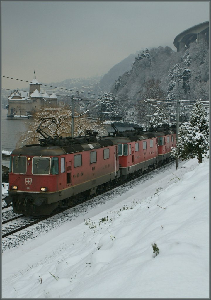 Lokzugaus aus drei Re 4/4 II beim Chteau de Chillon am 5. Januar 2010. 