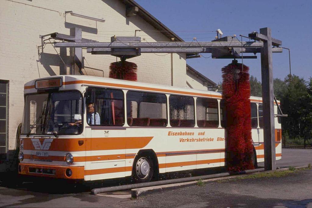 Magirus der EVB in der Waschanlage in Zeven Sd am 24.05.1989.