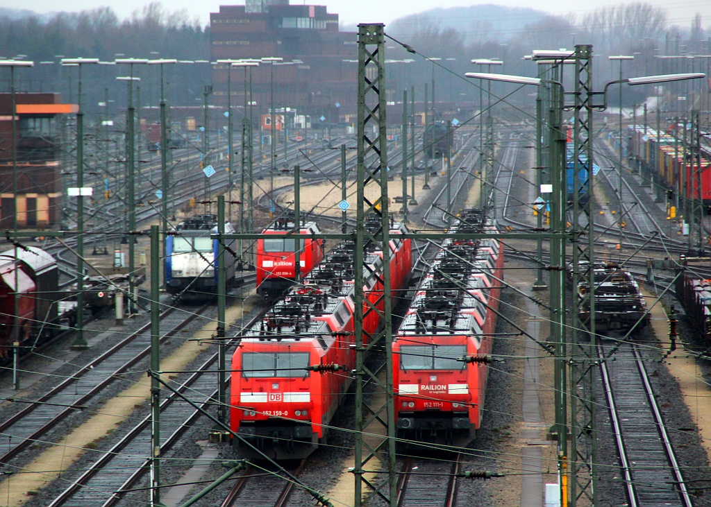 Mal abgesehen von der 185 501/CL 001....152er bis zum abwinken.....Maschen Blickrichtung Hamburg. 7.1.12