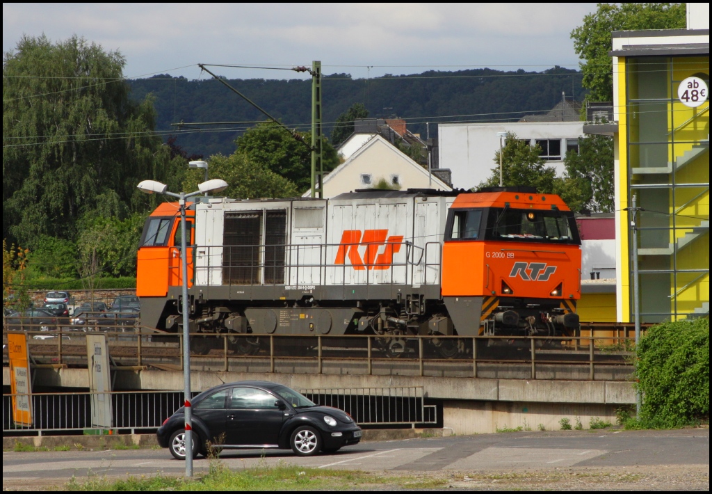 Man kann nicht immer richtig stehen...RTS G2000 (272 204) am 23.07.11 in der Nhe des neuen Haltepunktes Koblenz Stadtmitte. (Wem das Auto gehrt entzieht sich meiner Kenntnis....)