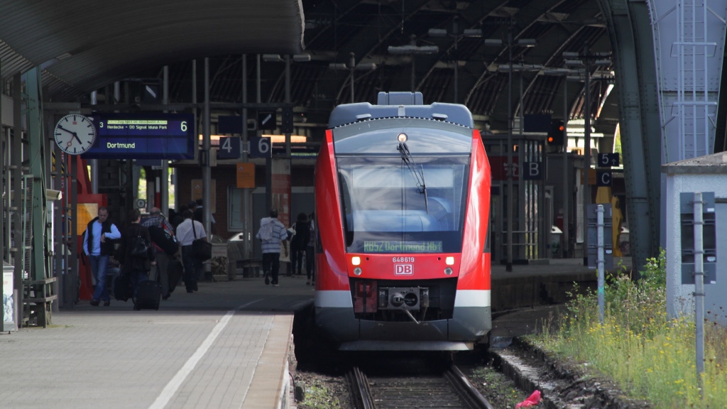 Man kann tatschlich mit 280mm am Bahnhof Fotos machen....648 619 mit RB52 nach Dortmund am 04.09.10 in Hagen 