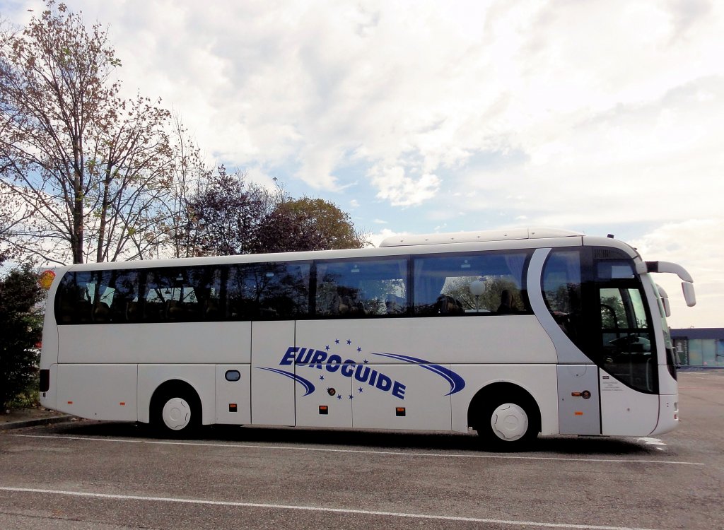 MAN Reisebus aus Ungarn am 1.10.2012 in Krems an der Donau.