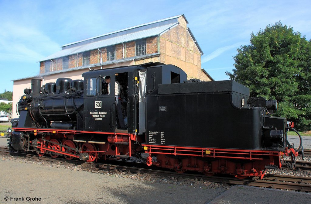 Mansfelder Bergwerksbahn Lok Nr. 20, 750 mm Spurweite, steht fr eine Sonderfahrt zur Einweisung eines Ehrenlokfhrers bereit, fotografiert im Bhf. Benndorf am 04.08.2012 --> Die Lok Bauart Dh2 3T5 wurde 1951 vom Lokomotivbau  Karl-Marx  in Potsdam-Babelsberg fr das Mansfeld - Kombinat  Wilhelm Pieck  Eisleben gebaut.