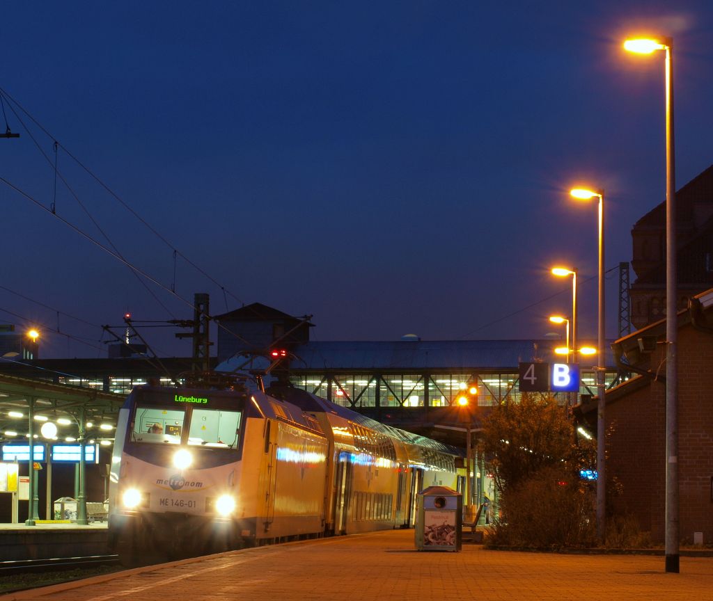 ME 146-01  Scheeel  stand am 17.12.11 mit dem Metronom Regional nach Lneburg abfahrbereit im Bahnhof von Hamburg-Harburg.