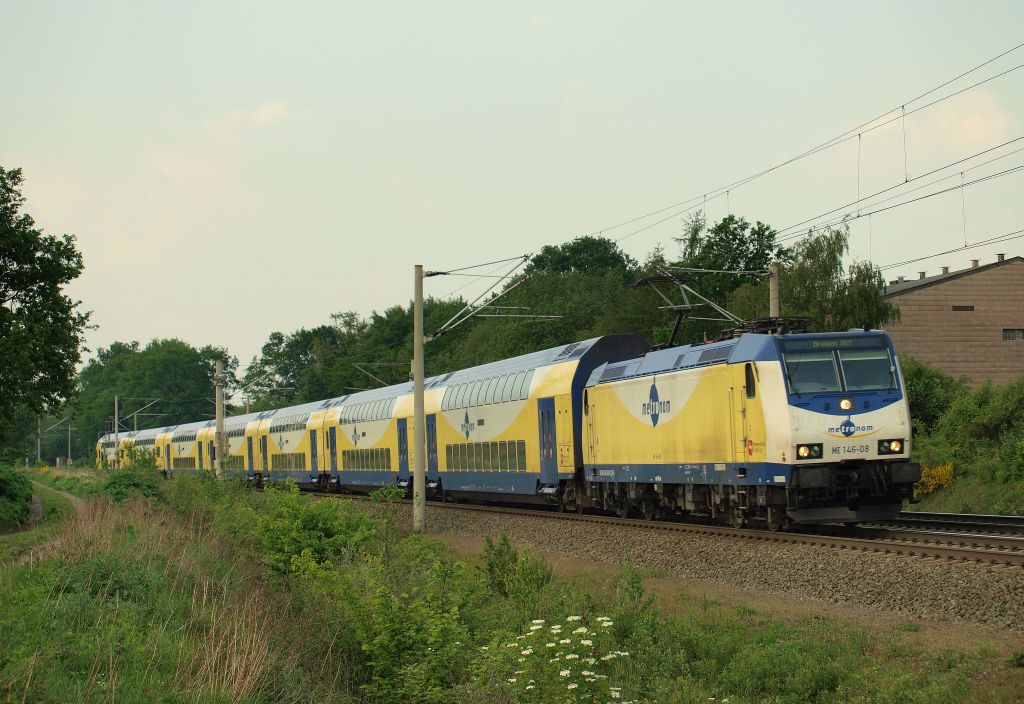 ME 146-08  Uelzen  rauschte mit dem Metronom nach Bremen Hbf durch Klecken am 21.5.11.