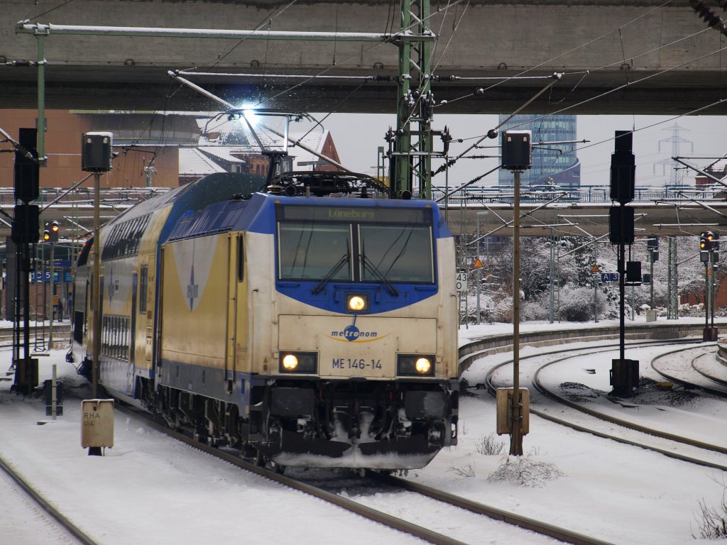 ME 146-14 fuhr mit dem Metronom Regional nach Lneburg aus dem Bahnhof Hamburg-Harburg. Schn zusehen der Funke an der Oberleitung. Gesehen am 30.1.