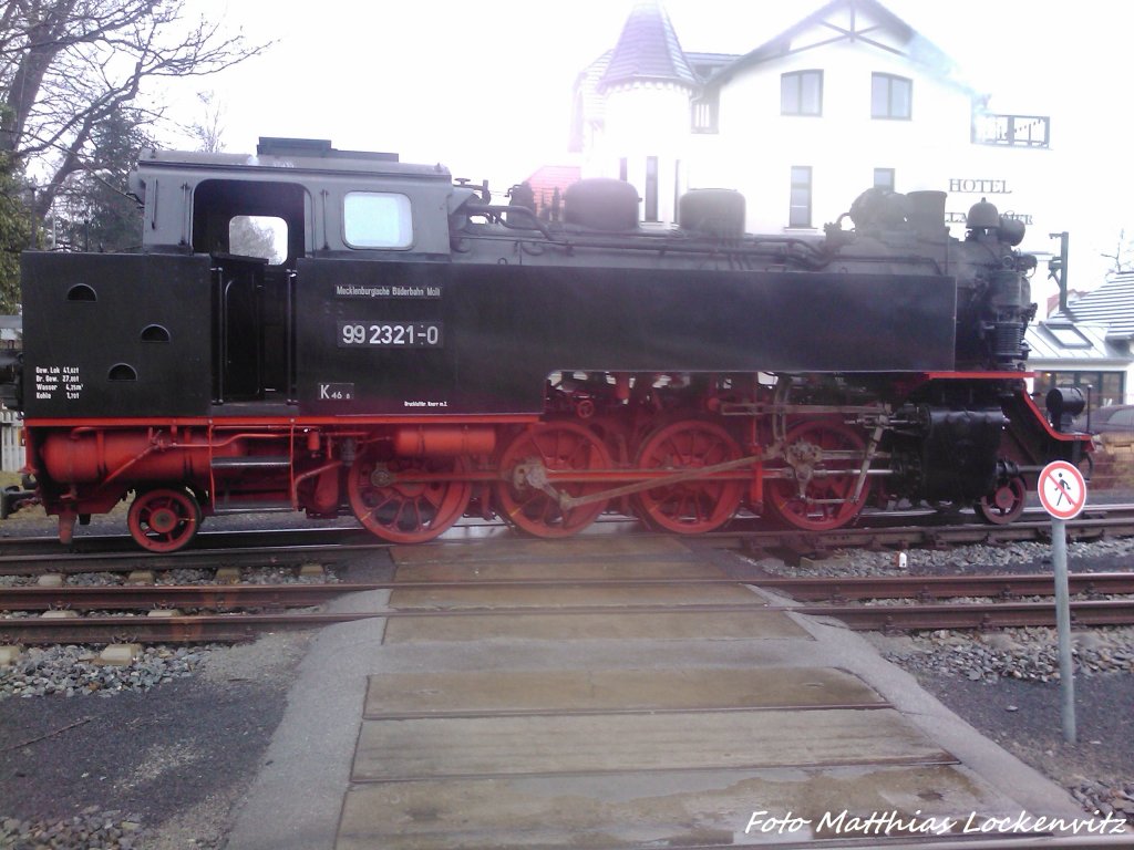 Mecklenburgische B�derbahn  Molli  99 2321-0 im Bahnhof Bad Doberan am 13.4.13 