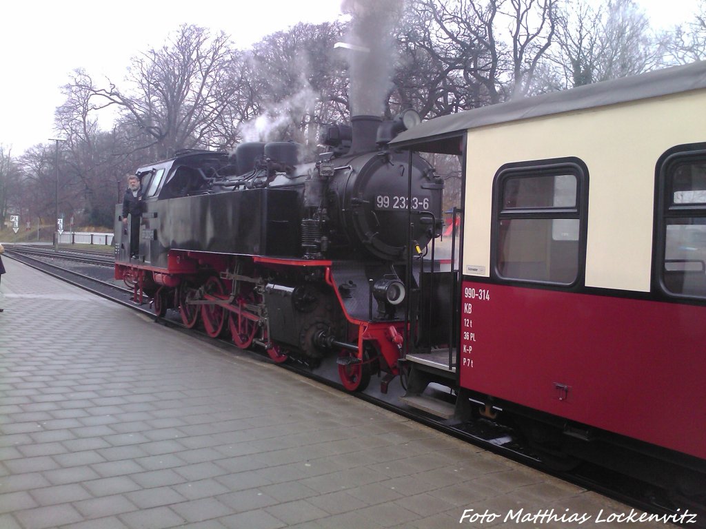 Mecklenburgische Bderbahn Molli 99 2323-6 kurz vor der Abfahrt nach Khlungsborn im Bahnhof Bad Doberan am 13.4.13