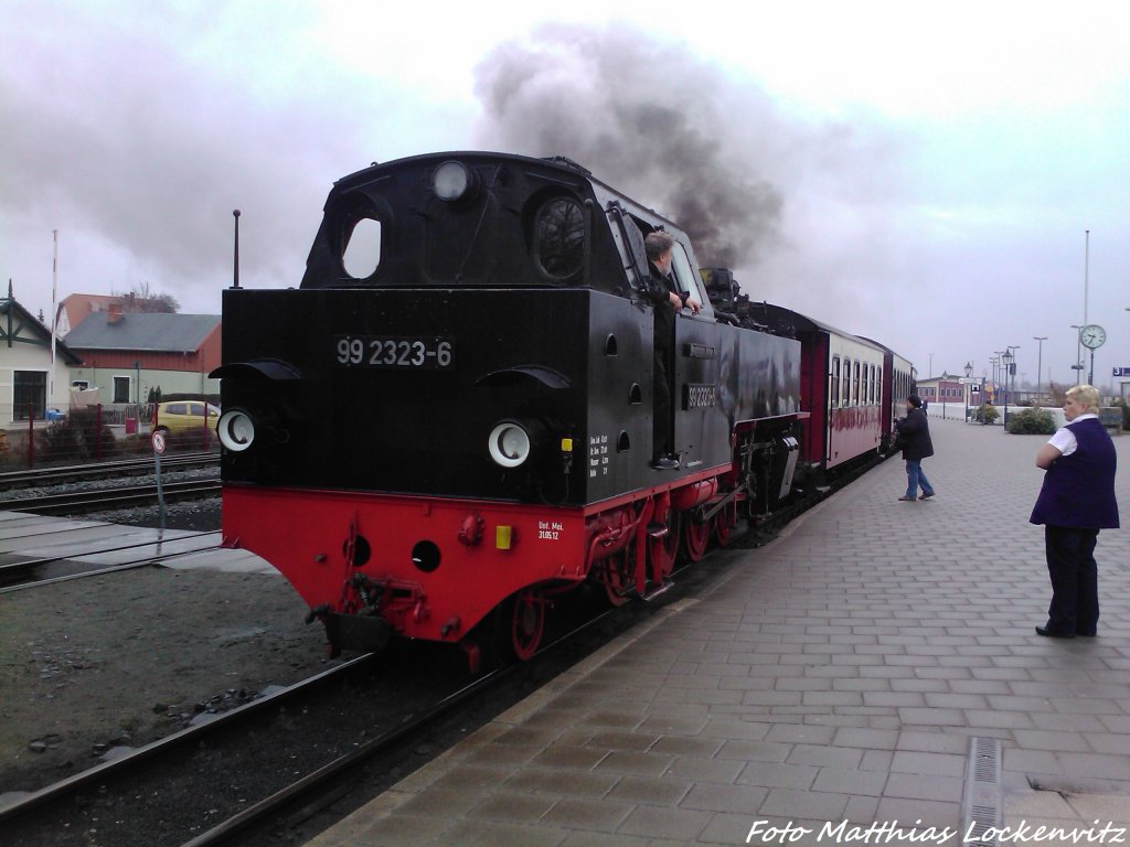 Mecklenburgische B�derbahn  Molli  99 2323-6 kurz vor der Abfahrt nach K�hlungsborn im Bahnhof Bad Doberan am 13.4.13