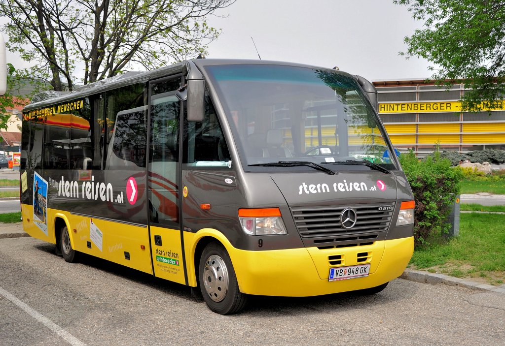 MERCEDES BENZ O 818 von STERN Reisen aus Obersterreich am 27.4.2013 in Krems an der Donau.