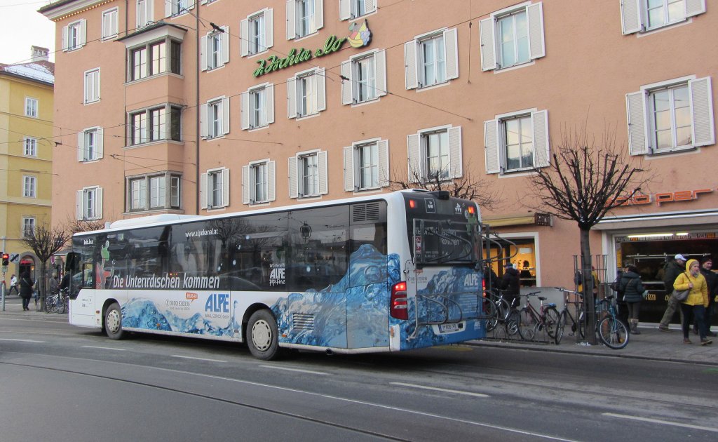 Mercedes Citaro der IVB ist als Olympiaexpress nach Igls unterwegs und wartete an der Haltestelle Marktplatz auf Abfahrt.(8.12.2012)