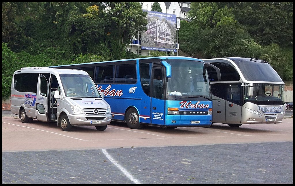 Mercedes Sprinter BoyTours aus Deutschland und Setra 315 HDH von Urban aus Deutschland und Neoplan Cityliner von Pulsnitztal aus Deutschland im Stadthafen Sassnitz.