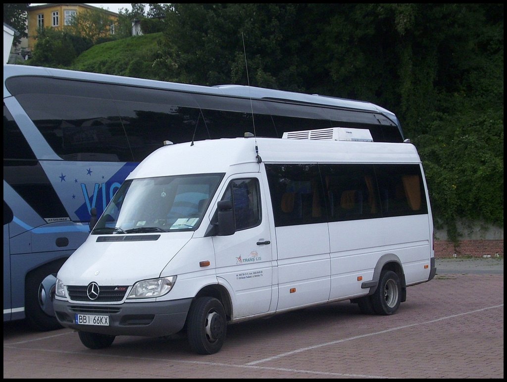 Mercedes Sprinter von Trans Bus aus Polen im Stadthafen Sassnitz.