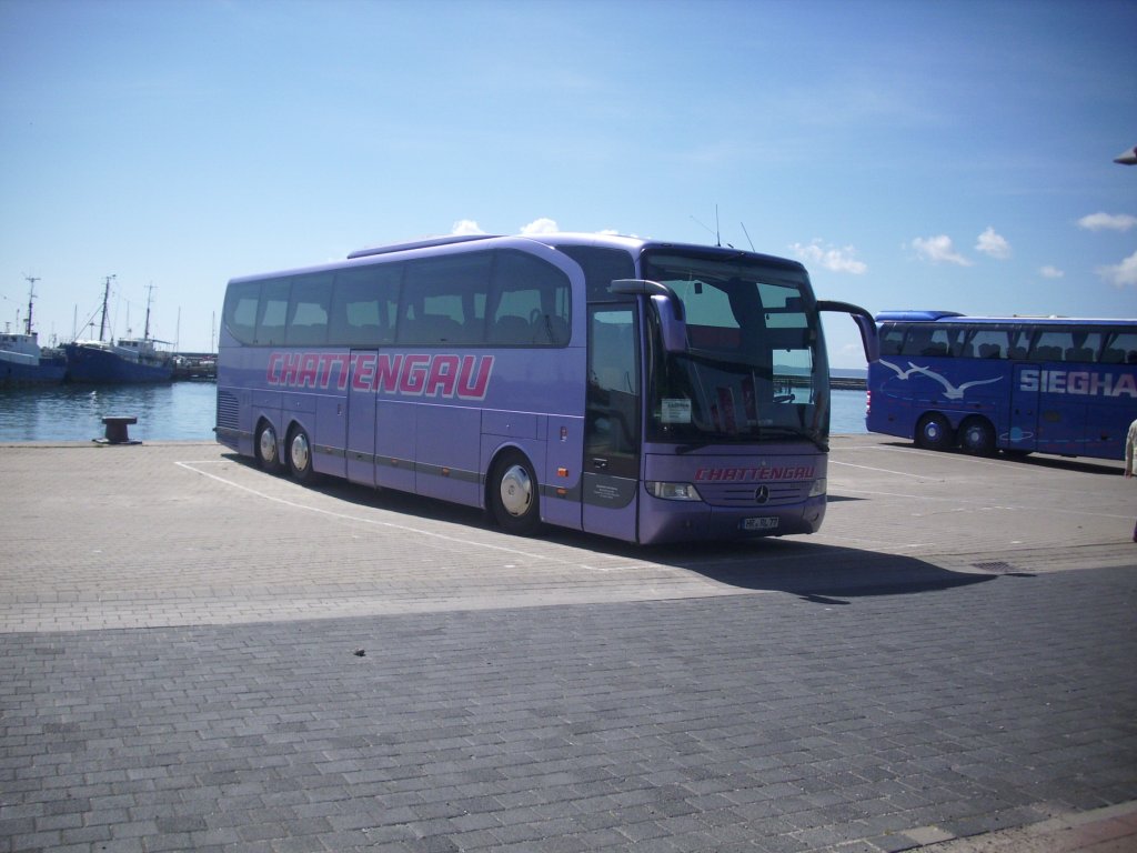 Mercedes Travego von Chattengau aus Deutschland im Stadthafen Sassnitz.