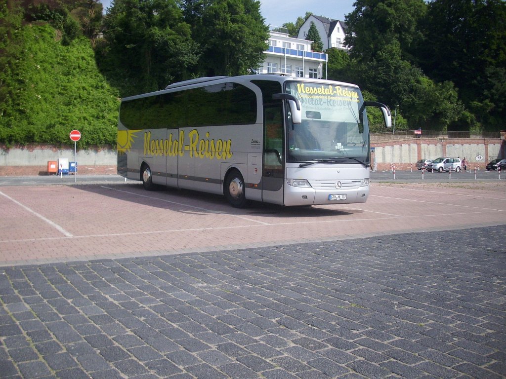 Mercedes Travego von Nessetal Reisen aus Deutschland im Stadthafen Sassnitz.

