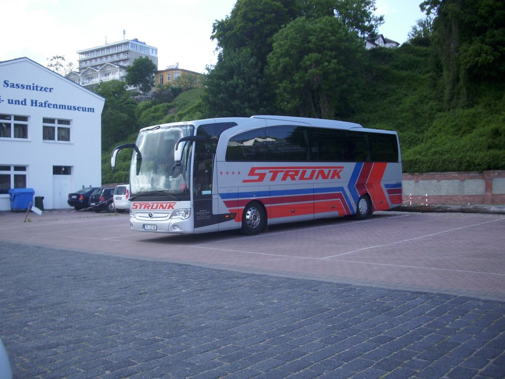 Mercedes Travego von Strunk aus Deutschland im Stadthafen Sassnitz.