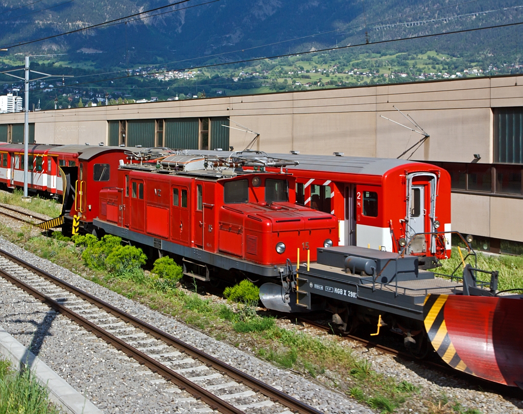 
MGB ex BVZ HGe 4/4 I 15 abgestellt am 28.05.2012 in Brig, aufgenommen aus einem fahrenden IR. Davor und dahinter je ein Schneepflug

Die HGe 4/4I ist eine Schmalspur-Elektrolokomotivbaureihe der Matterhorn-Gotthard-Bahn (MGB), die auf Zahnrad- sowie auf Adhsionsstrecken fahren kann. 

Die Lok wurde 1930 unter der Fabriknummer 3340 von der SLM gebaut, sie hat eine Leistung von 736 KW und Hchstgeschwindigkeit von 45 km/h (Adhsion) bzw. 25 km/h (Zahnrad).