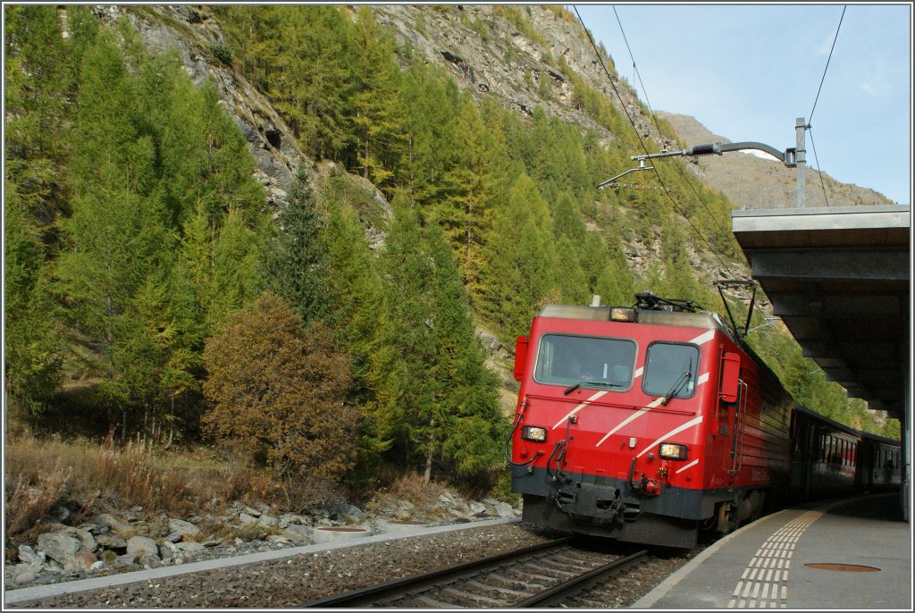 MGB HGe 4/4 mit einem Regionalzug in Tsch.
19.10.2012