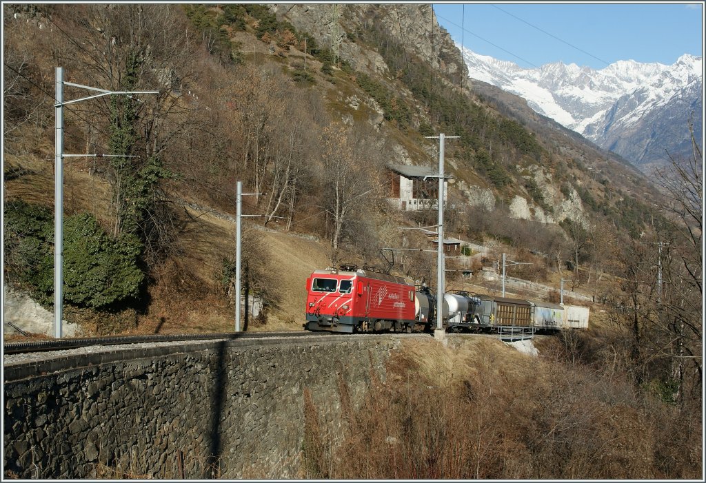 MGB HGe 4/4 mit einem Gterzug kurz vor Stalden.
21.01.2011