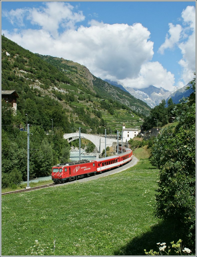 MGB Regionalzug Richtung Brig bei Neubrck. 
22. Juli 2012