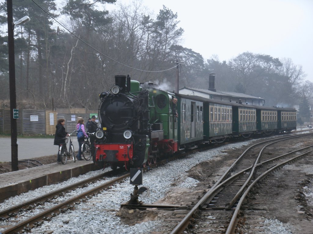 Mh53 mit dem P 104 Ghren-Putbus,am 17.Mrz 2012,am Bahnsteig 2 in Ghren.