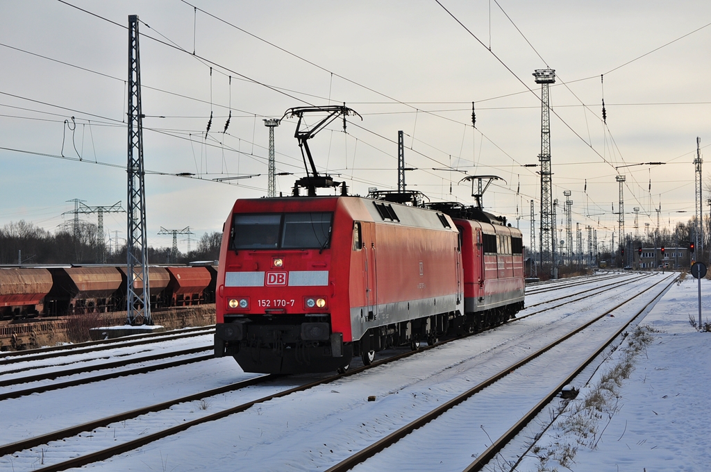 Mit der 151 059 im Schlepp rollt die 152 170 am 21.01.2013 durch Rostock-Seehafen.