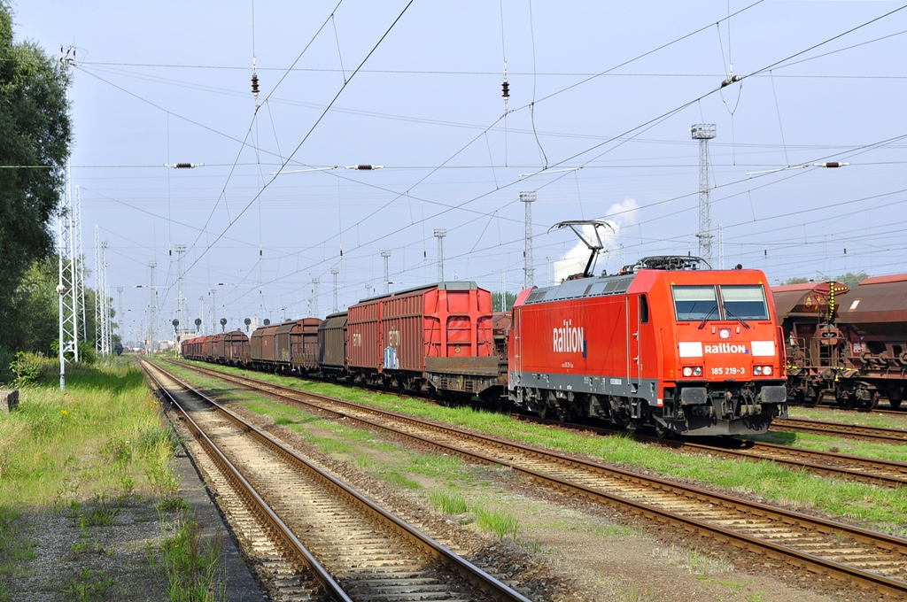 Mit 185 219 konnte am 26.09.2011 eine weitere Lok dieser-in Rostock zur Plage-gewordenen Baureihe geknipst werden.Mit dem Schadwagenzug 52978 nach Eberswalde steht die Lok abfahrbereit in Rostock-Seehafen.