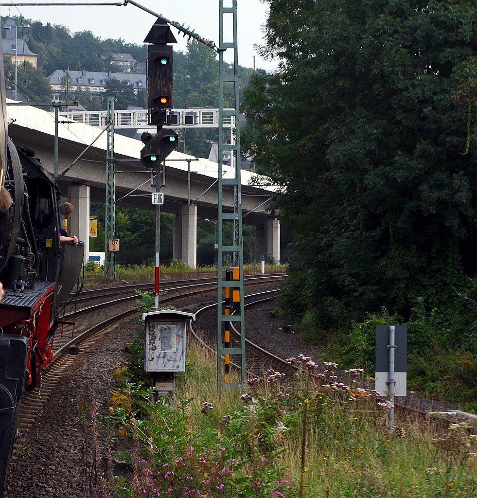 Mit der 52 8134-0 am 21.08.2011 unterwegs, hier kurz vor dem Hbf Siegen (von Betzdorf kommend). Hier ein Lichthaupt- und Vorsignal, wir haben Hp 2 - Langsamfahrt und auf dem Vorsignal (unten) Vr 1, Fahrt erwarten.