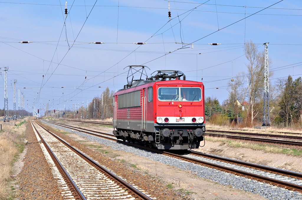 Mit  90 Sachen  rollt am 06.04.2012 die MEG 702(ex 155 179/LEW 1982/17869 ) durch den Bahnhof Bentwisch.Aus Angermnde kommend fuhr sie ber Greifswald,Stralsund,Rostock nach Bad Kleinen.Nach dem dortigen Kopf machen rollte sie die letzten 20 Kilometer nach Wismar.