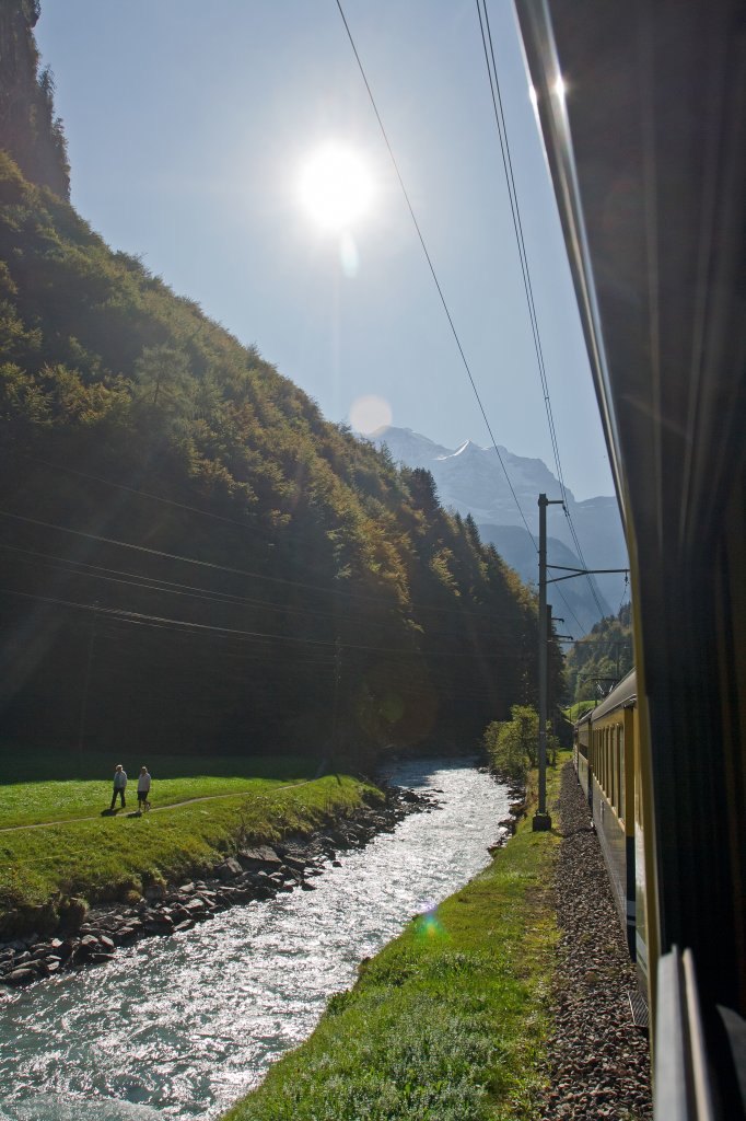 Mit der BOB am 02.10.2011 geht es von Wilderswil weiter in Richtung Lauterbrunnen, der Sonne und den Bergen entgegen.