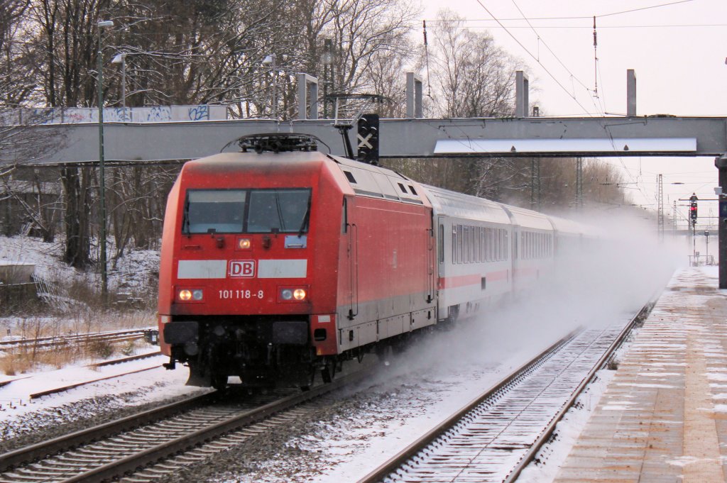 Mit ca. 200 km/h kommt der nächste  Schneesturm  in Form der BR 101 118-8 mit ihren IC durch Tostedt gefahren. Datum 03.02.2012