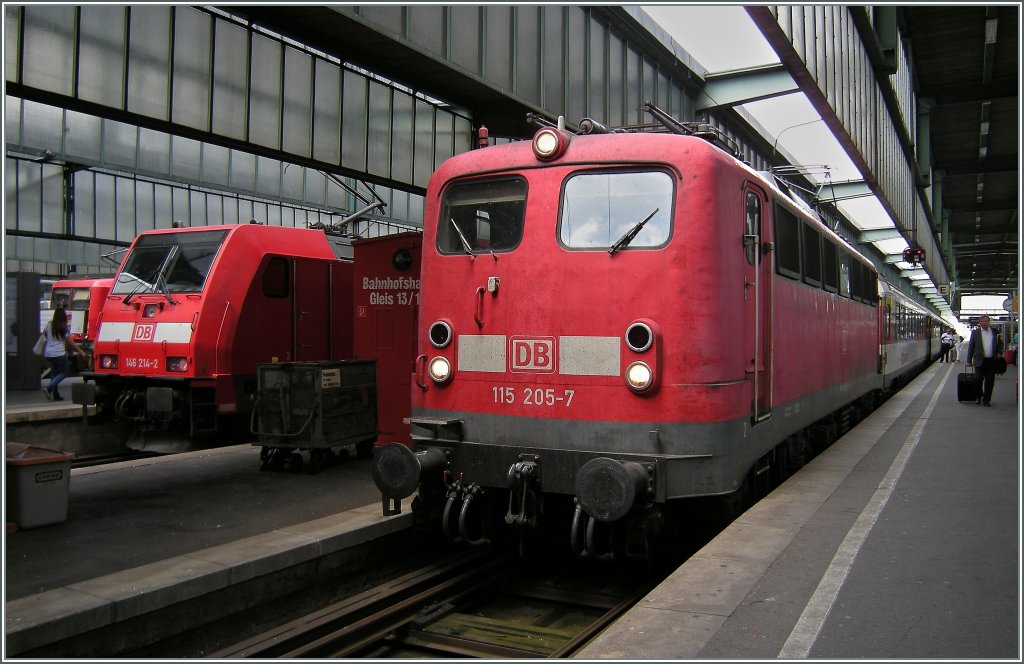 Mit der  DB 215 erreicht der IC 280 pnktlich Stuttgart. 
20.06.2012