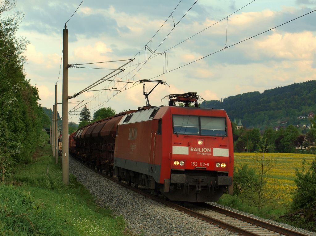 Mit dem abendlichen FR 52746 von Nrnberg nach Kornwestheim GBF rauschte 152 112-9 durch Murrhardt am 29.4.11.