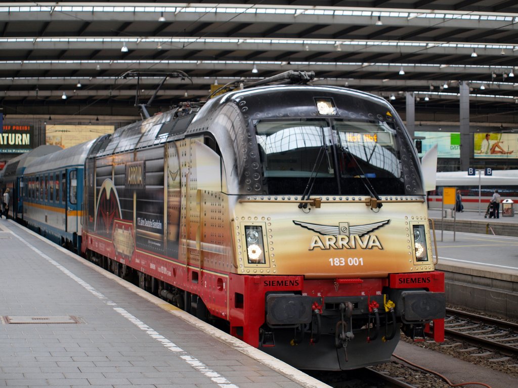 Mit dem Alex nach Hof stand 183 001 abfahrbereit im Mnchener Hbf am 3.8.