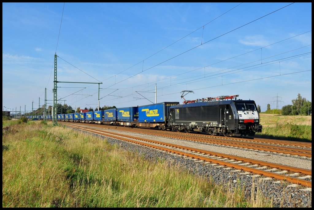 Mit dem Boxxpress Zug DGS 48306(Rostock-Seehafen-Brno) rollt die ES 64 F4-016(189 916) am 02.10.2011 durch Kavelstorf in Richtung Sden.