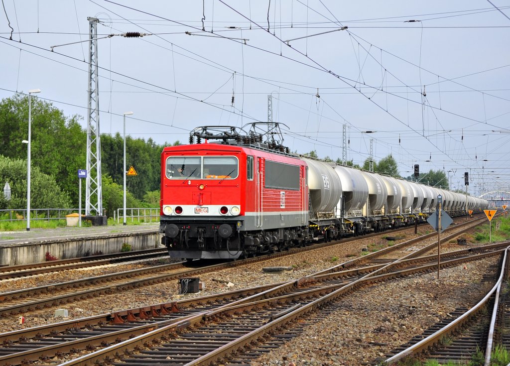 Mit dem DGS 99623 hat die MEG 703(155 184) am 03.08.2011 den Bhf Rostock-Seehafen verlassen.