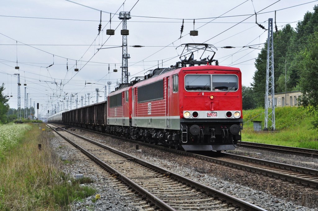 Mit dem DGS 99623 nach Rdersdorf verlassen die MEG 703(155 184) und die MEG 701(155 124) am 28.07.2011 den Bhf Rostock-Seehafen. 