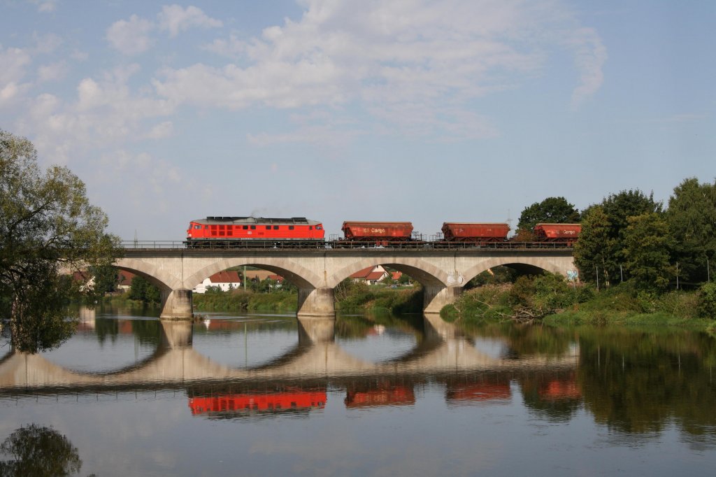 Mit dem donnerstglichen Bauxitzug aus Schwandorf ber Regensburg nach Hamburg berquerte 232 384-8 in Regenstauf die Brcke ber dem Flu Regen.