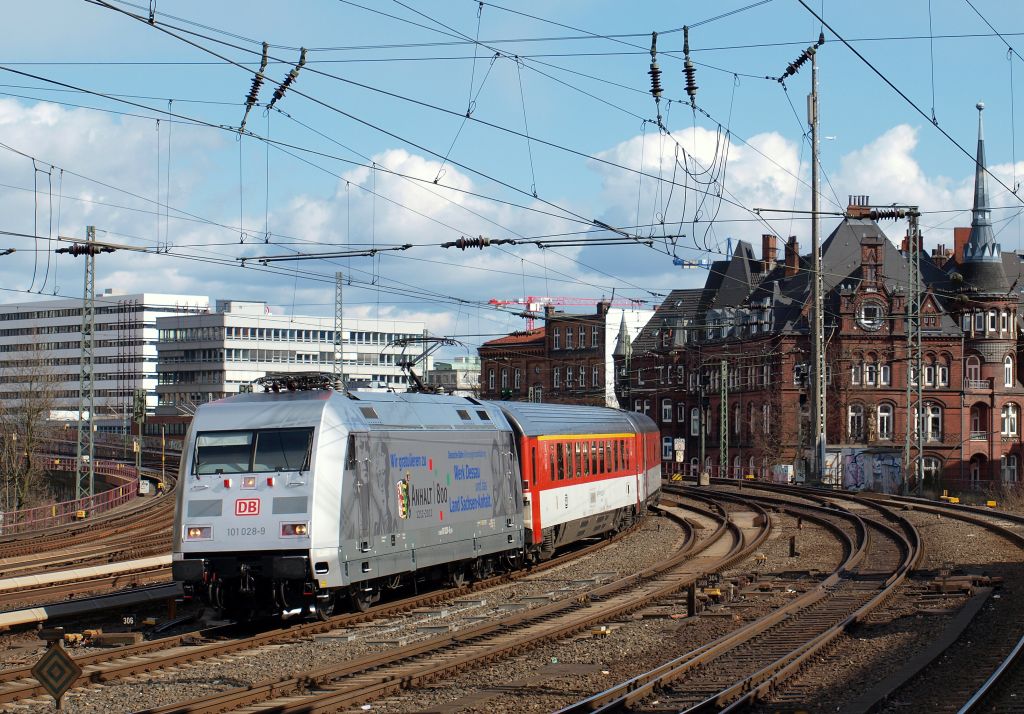 Mit dem EC 176 aus Brno hl.n. rollte die neue Werbelok  800 Jahre Anhalt  101 028-9 in den Hamburger Hbf am 31.3.12.