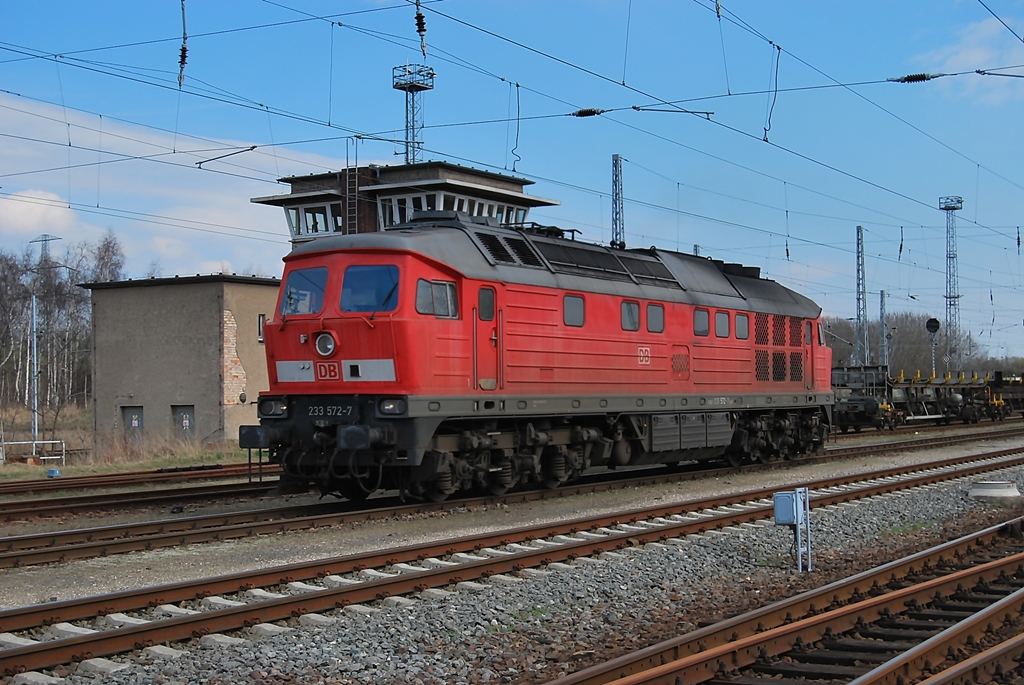 Mit dem FR 52634 (Seddin-Rostock Seehafen) kam am 03.04.2010 die 233 572 nach Rostock-Seehafen.Nach dem sicherlich anstrengenden Dienst rollt die Lok nun gemchlich zur wohlverdienten Pause ins Bw.Geknipst am Stw R20.