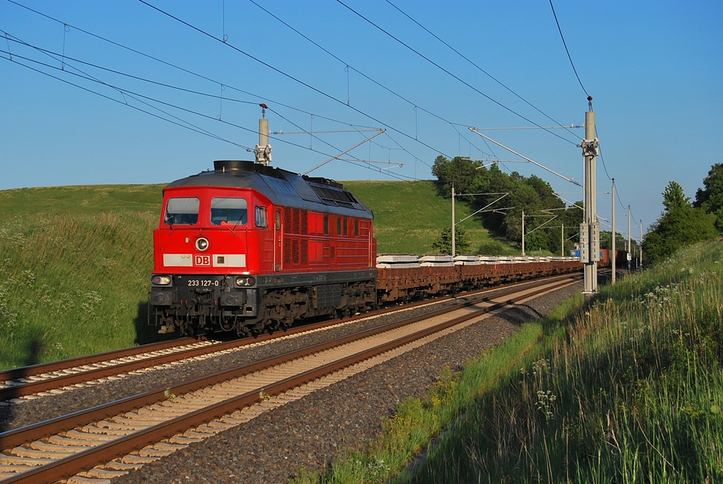 Mit dem FZT 53228 aus Waren/Mritz brummt die 233 127 am 25.05.2011 durch Scharstorf in Richtung Rostock-Seehafen.