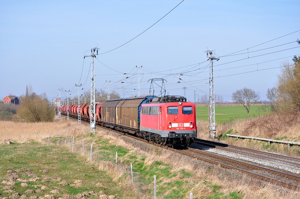 Mit dem Gterzug 52675 nach Seddin hat die blitzblanke 140 374 vor wenigen Minuten Rostock-Seehafen verlassen,in Sildemow wurde sie im besten Licht geknipst.