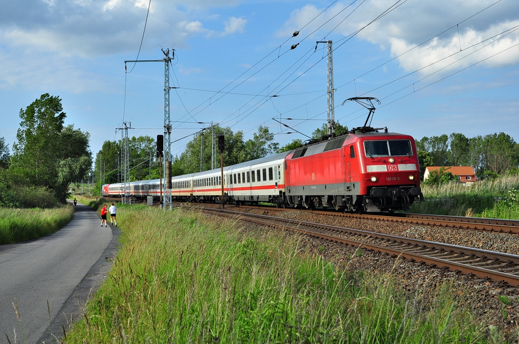 Mit dem IC 1989 rauscht die 120 110 am 17.06.2012 durch den Abzw.Riekdahl in Richtung Rostock Hbf.